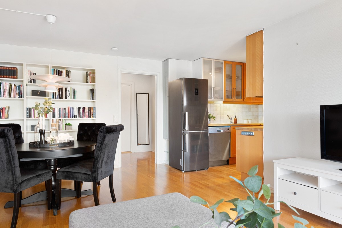 Delvis åpen kjøkkenløsning mot stue/spisestue. Galleribilde