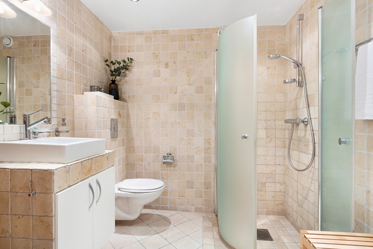 Det er opplegg for vaskemaskin på baderommet. Galleribilde