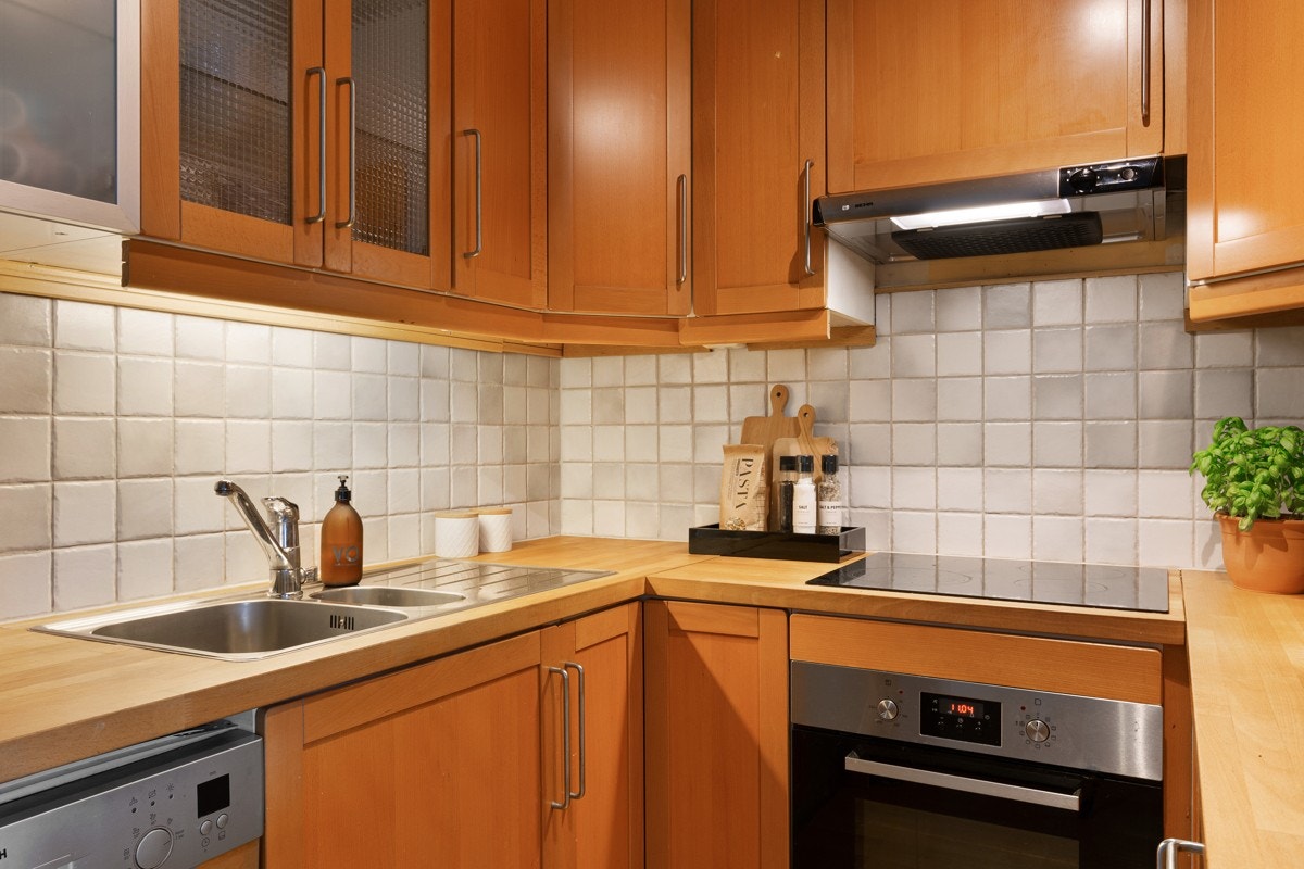 Kjøkkenet er utstyrt med integrerte hvitevarer som stekeovn, platetopp og ventilator(ny i 2020). Galleribilde