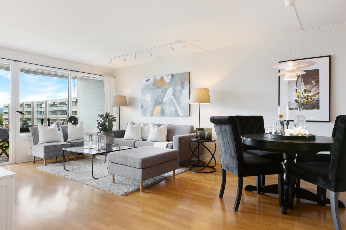 Her får du en stor og lys stue med utgang til nordvestvendt balkong på ca. 7,3 kvm. Galleribilde