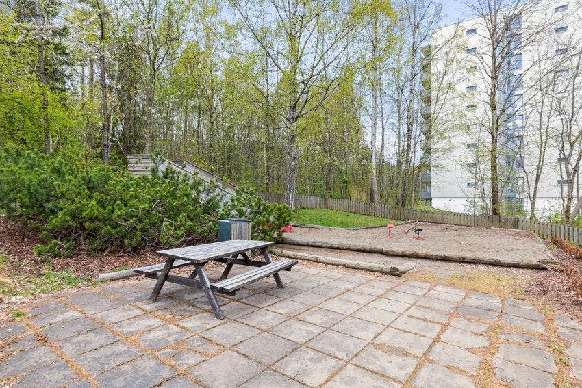 I området er det parkmessige fellesarealer, stor felles grillplass og grønne omgivelser med bilfrie interne veier m.m. Galleribilde