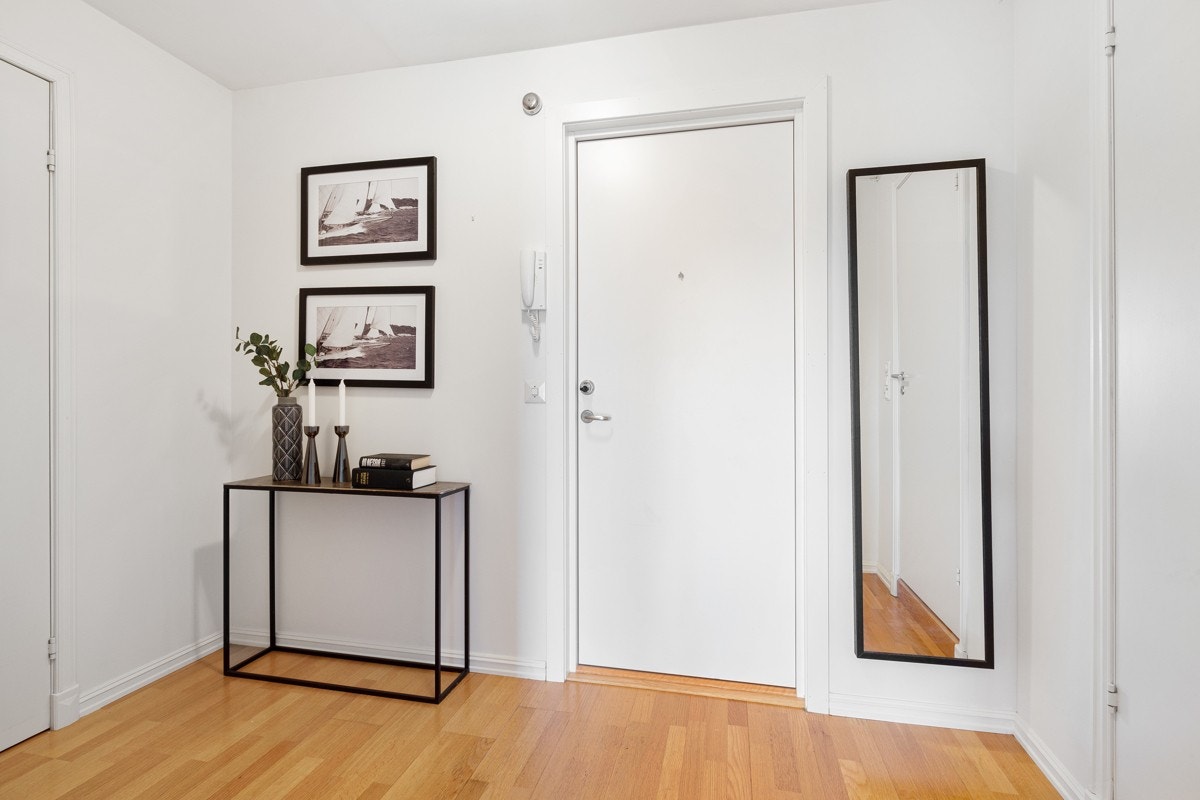 Entréen ble malt i 2019 og har inngang til en praktisk bod for oppbevaring. Galleribilde