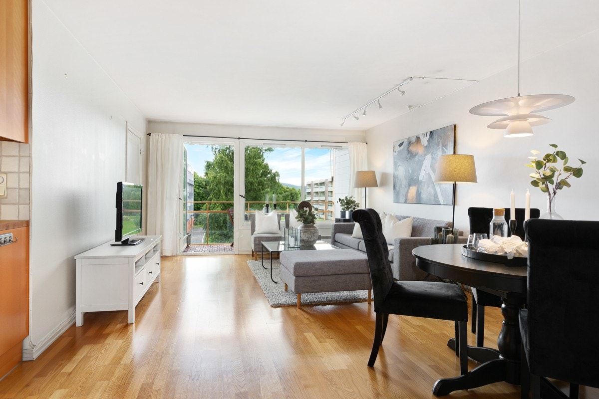 Romslig stue med plass til sofagruppe og spisebord. Galleribilde