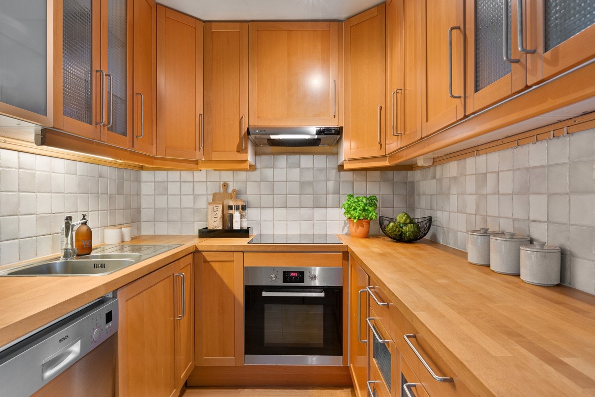 Kjøkkeninnredning med profilerte fronter og heltre benkeplate fra Ikea Galleribilde