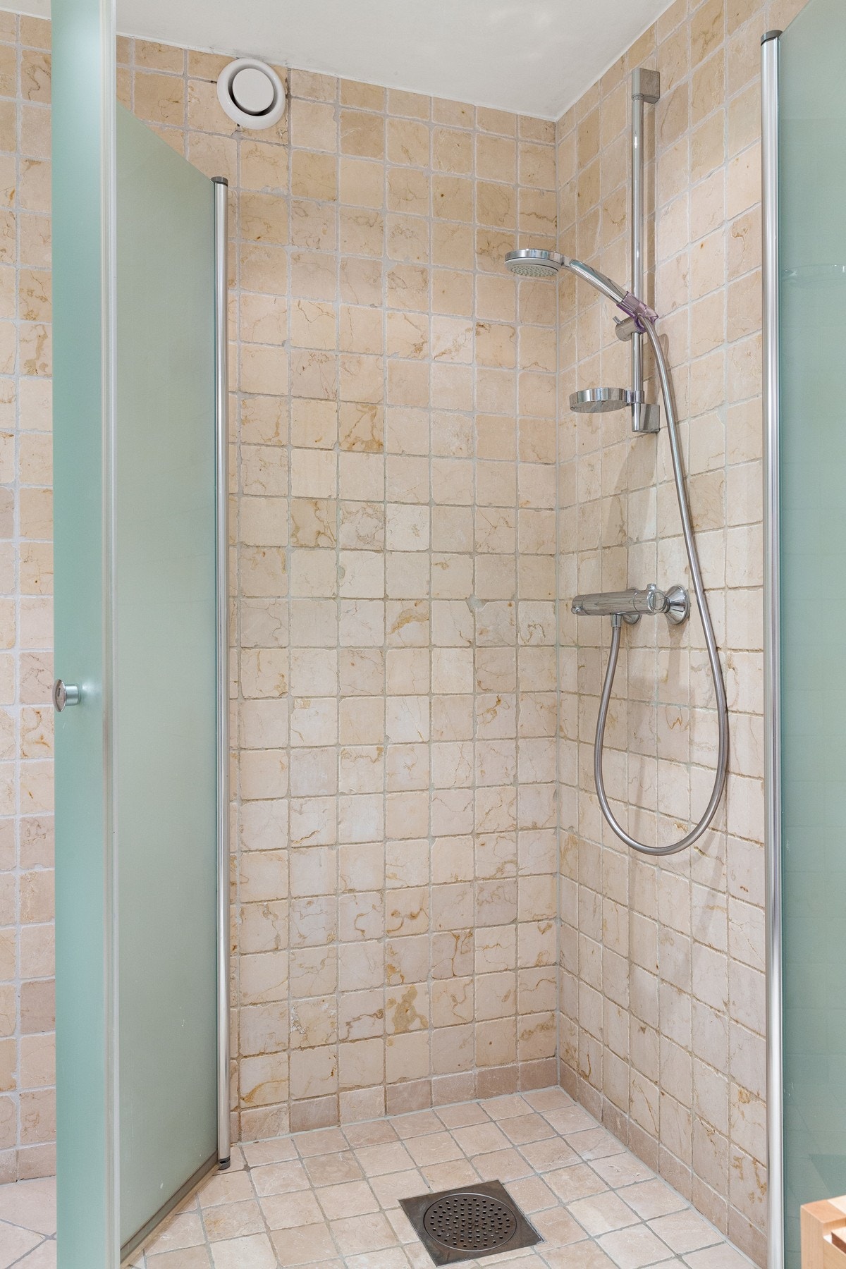 Dusjnisje med praktiske innfellbare glassdører. Galleribilde