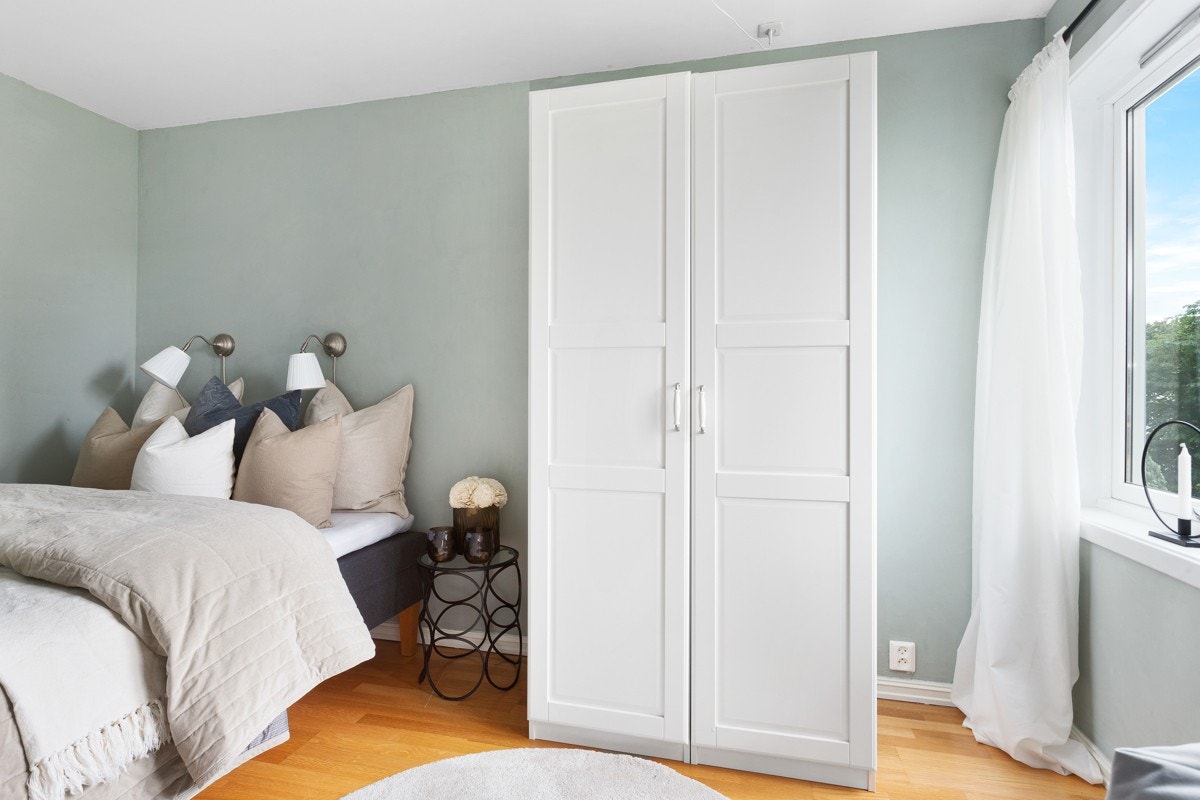 Soverommet har plass til dobbeltseng og garderobeskap. Galleribilde