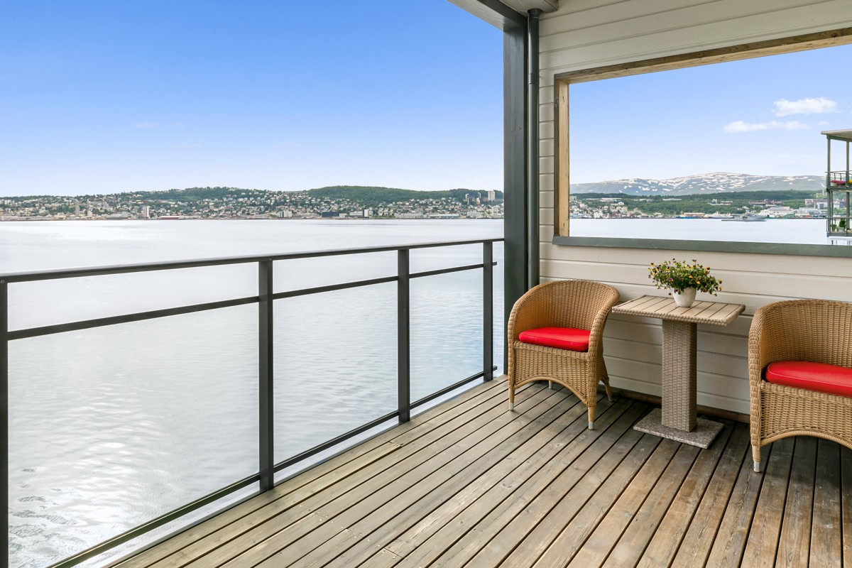 Godt med plass til flere sittegrupper slik at de optimale solforholdene kan nytes!