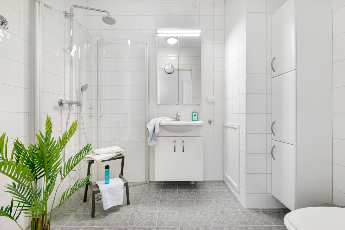 Badet er komplett flislagt med gulvvarme