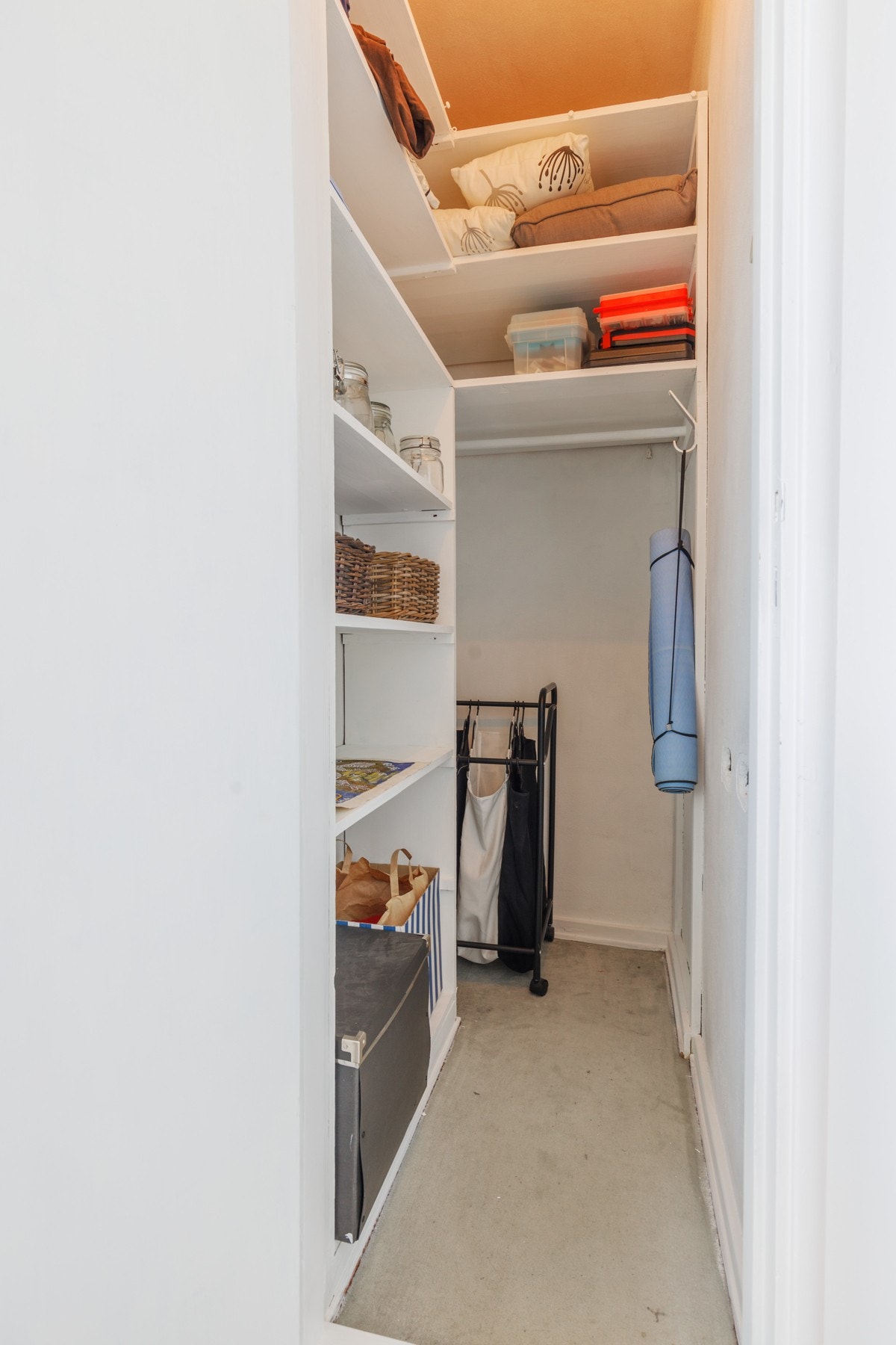 Fra hovedsoverommet går du rett til eget walk-in med fastmonterte hyller og lys. Dette er luxus. Galleribilde