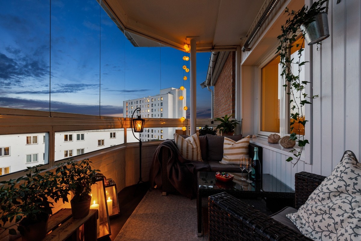 På balkongen har du mulighet for å møblere til flere og du kan bruke gassgrill til kveldskosen. Galleribilde