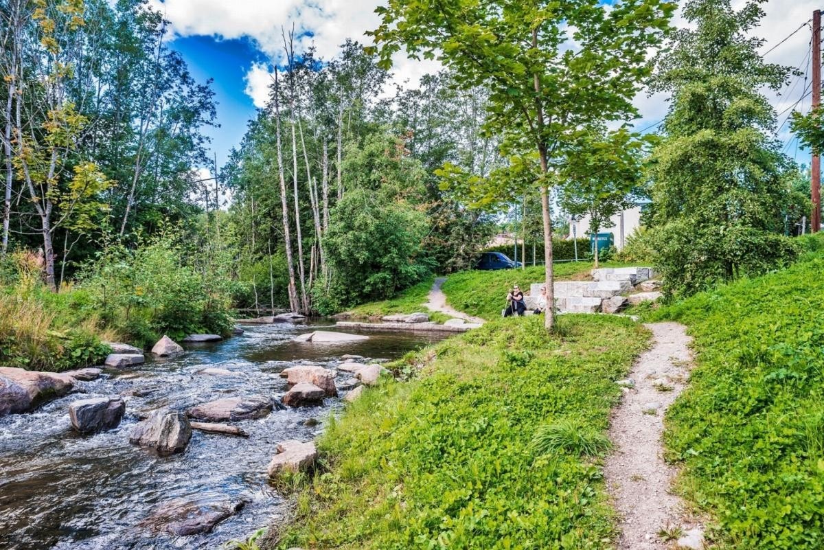 Kun få minutter unna finner du Alnaelva hvor det nå er opparbeidet flotte turormåder. Galleribilde