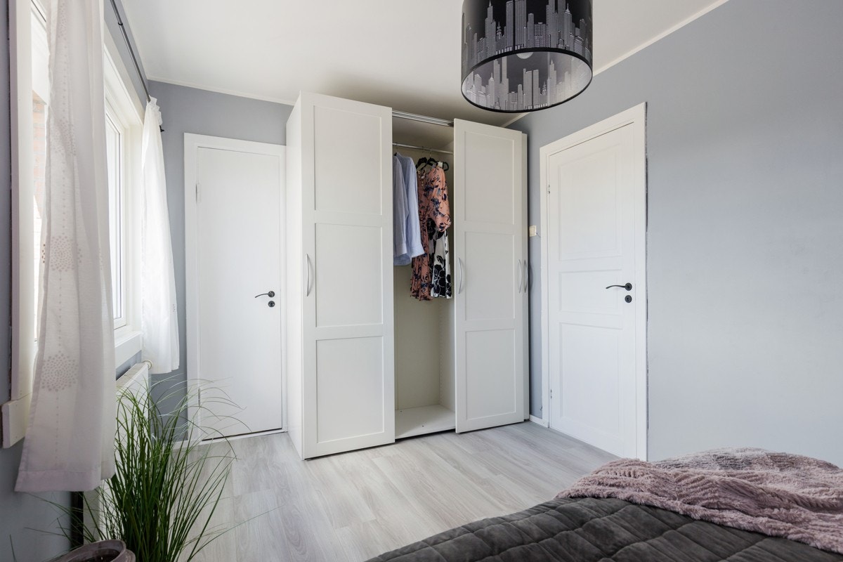 Hovedsoverommet med godt med garderobeskap i tillegg til walk-in. Nye gulv i 2020. Galleribilde