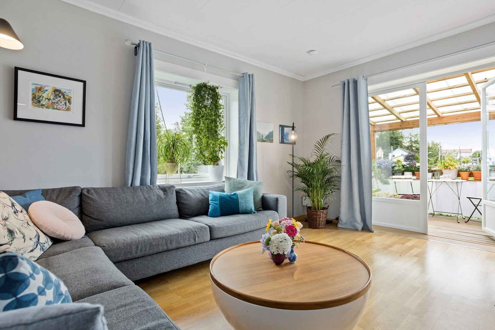 Fint oppusset med store vinduer og vinduskarmer. Galleribilde