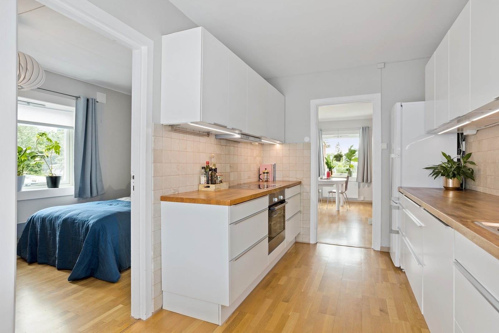 Kjøkkenet har integrerte hvitevarer som medfølger Galleribilde