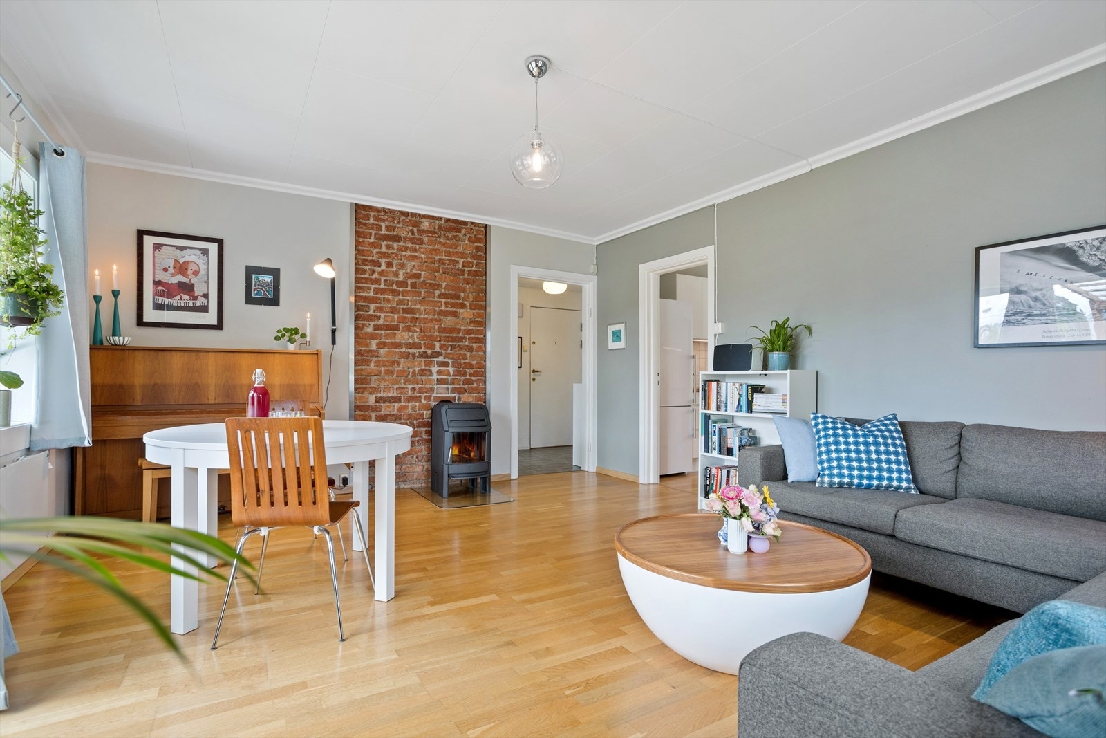 Romslig stue med plass til både spisebord og sofaløsning og diverse møblement. Galleribilde