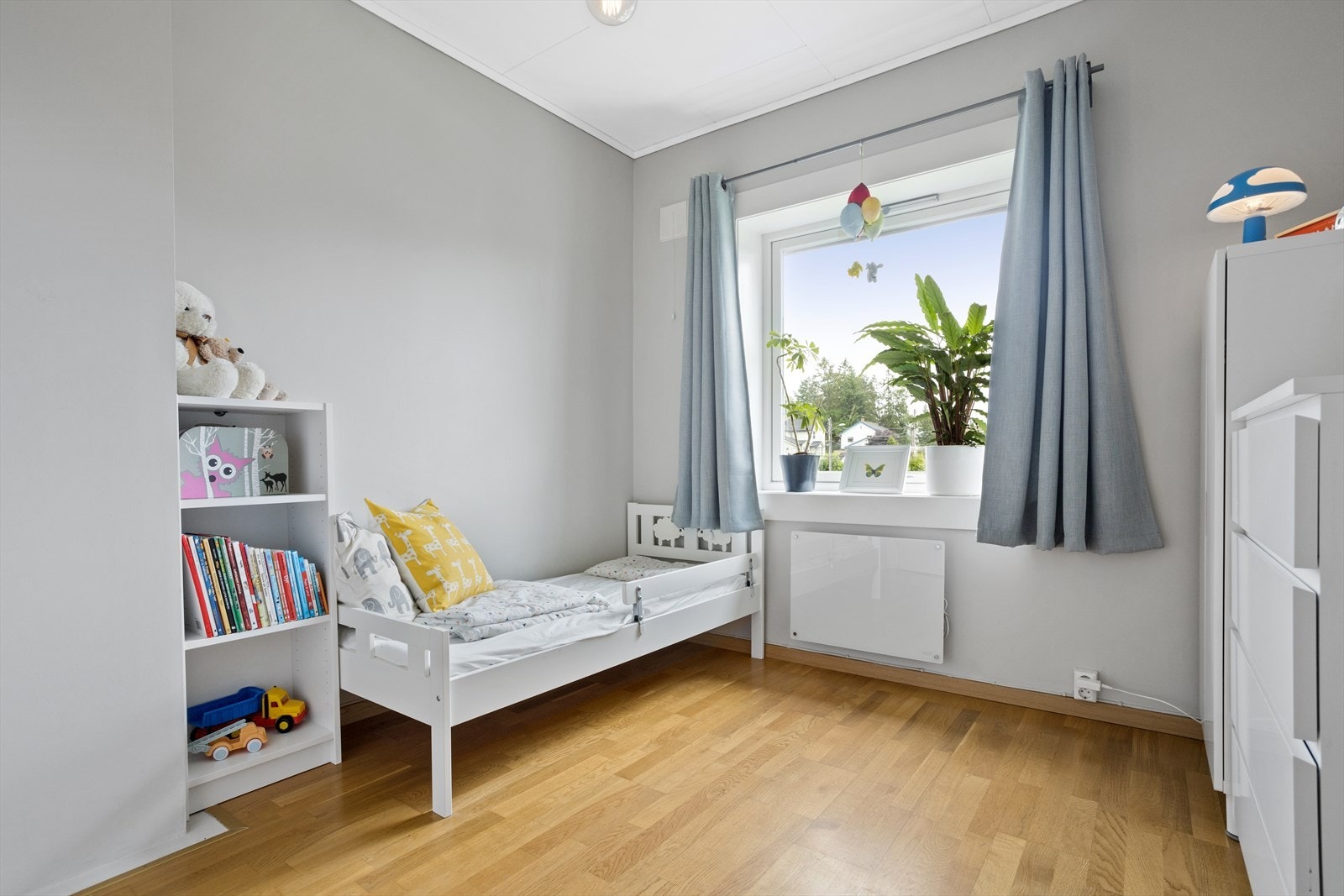 Koselig soverom som i dag brukes som barnerom. Alternativt kan dette brukes som kontor/gjesterom eller annet. Galleribilde