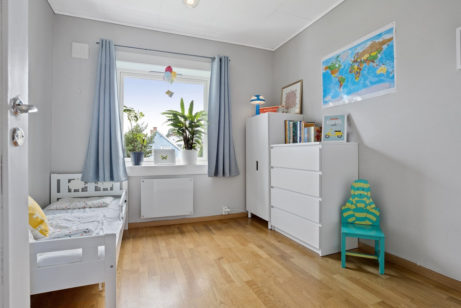 God plass til seng, skap og kommode Galleribilde