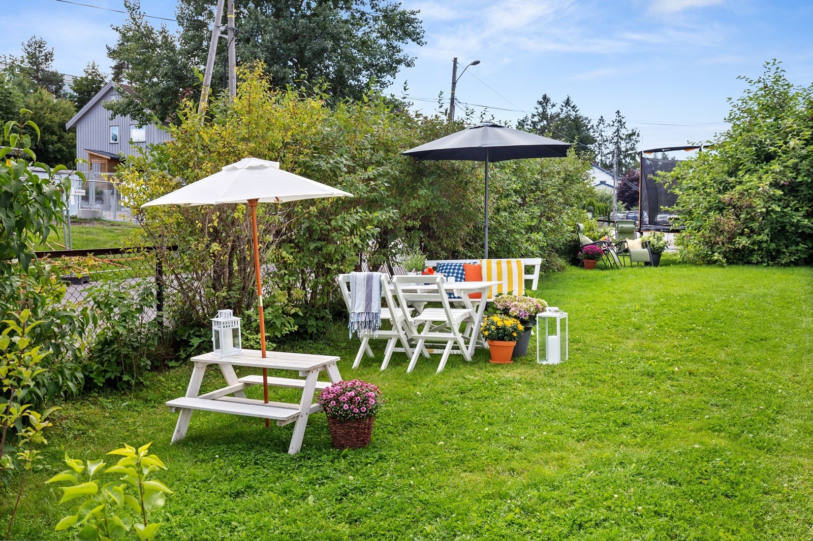Bruksrett til stor hage. Plass til både trampoline og flere sittegrupper. Galleribilde