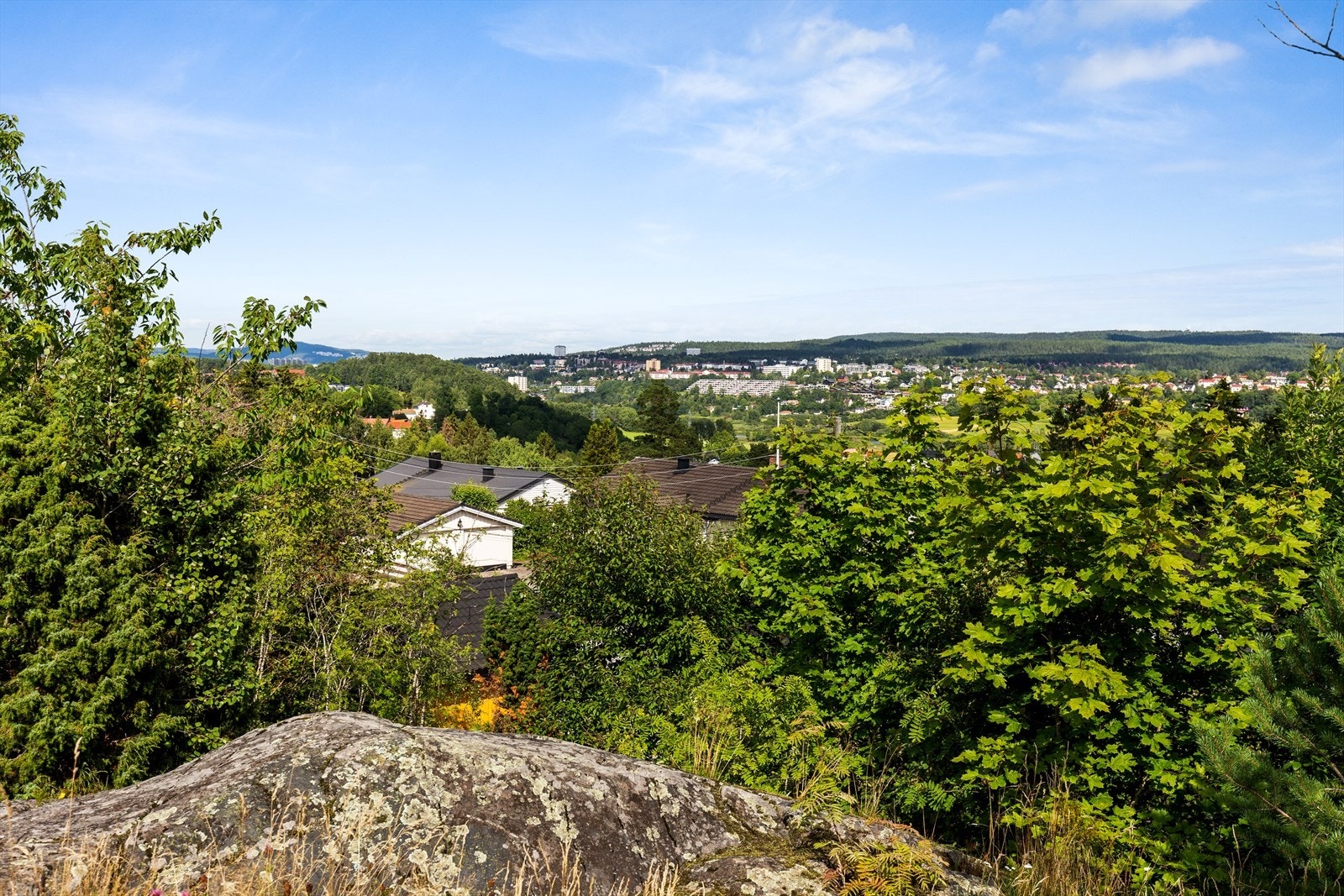 Borettslaget har et stort fellesareal med bålpanne, flaggstang og lekeplass. Flott utsikt fra borettslagets fellesareal og gangsti til Østensjøvannet. Galleribilde