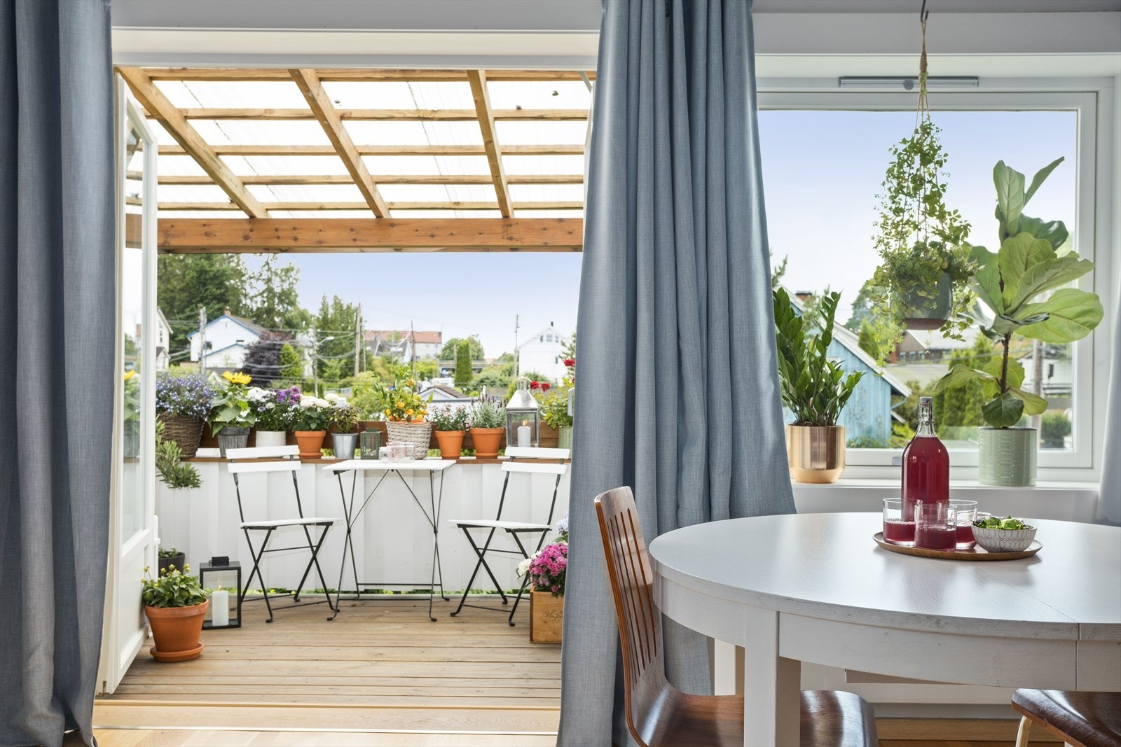 Direkte utgang fra stuen til solrik vestvendt balkong. Galleribilde