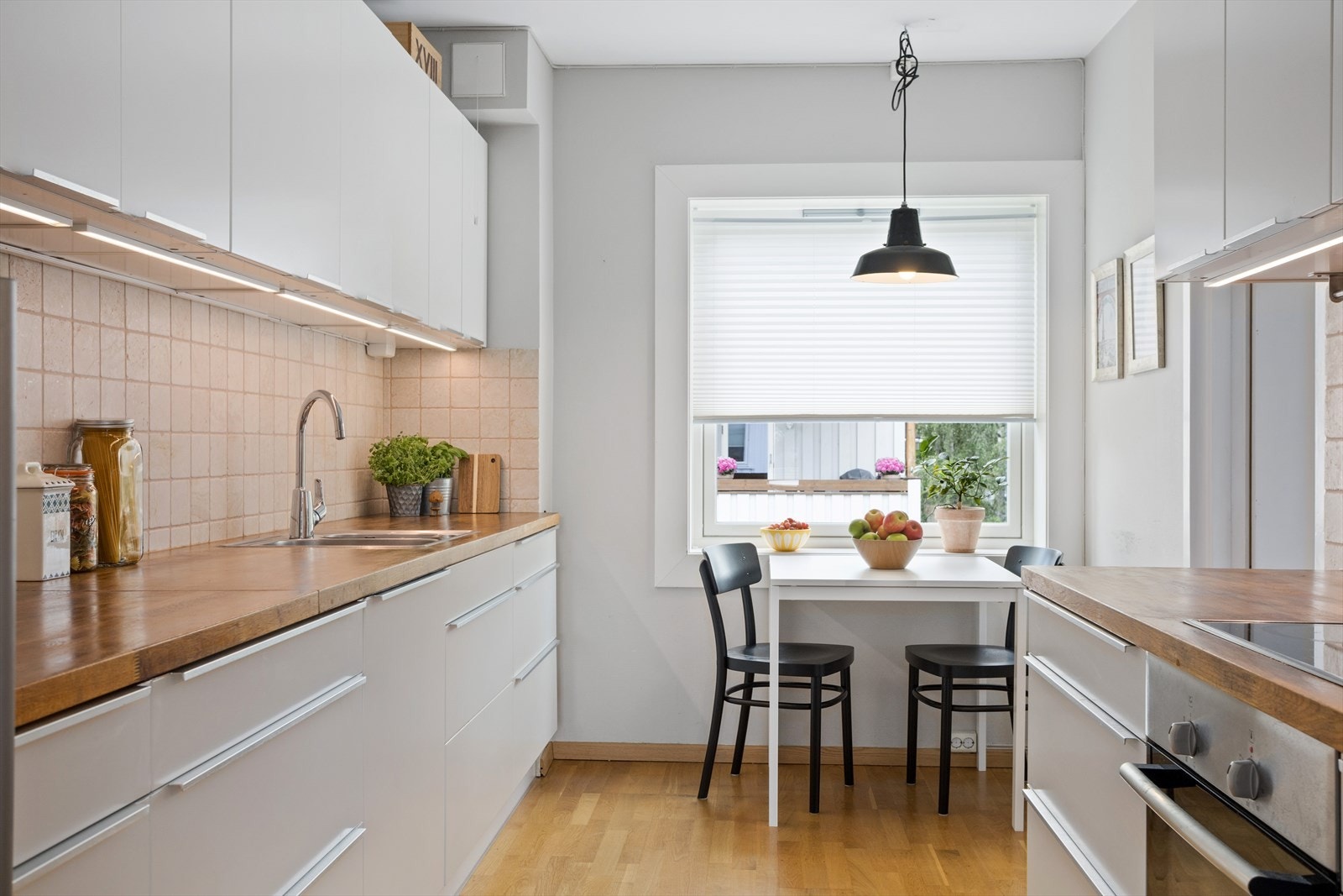 Romslig og praktisk kjøkken med masse benk - og skapplass. Benk i heltre. Galleribilde