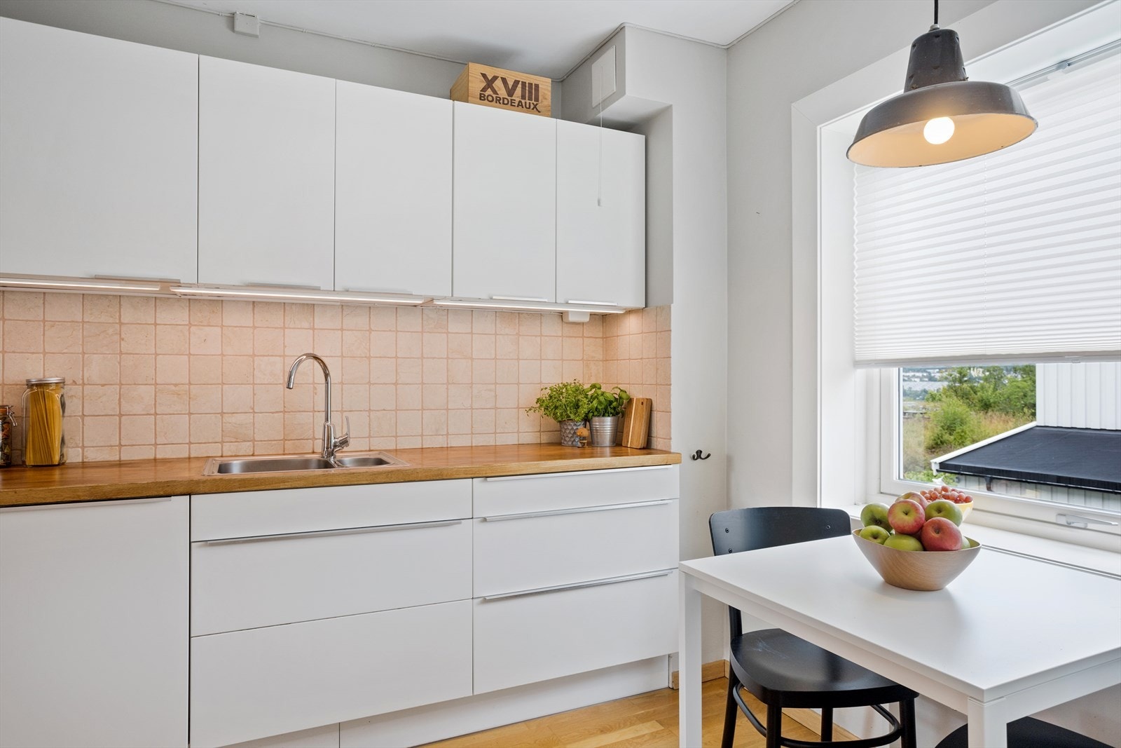 Koselig kjøkken, med plass til egen spisegruppe. Her er det godt med morgensol. Galleribilde