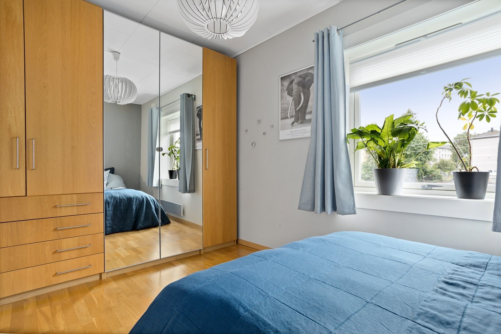 Praktisk garderobe med god plass til klær. Galleribilde