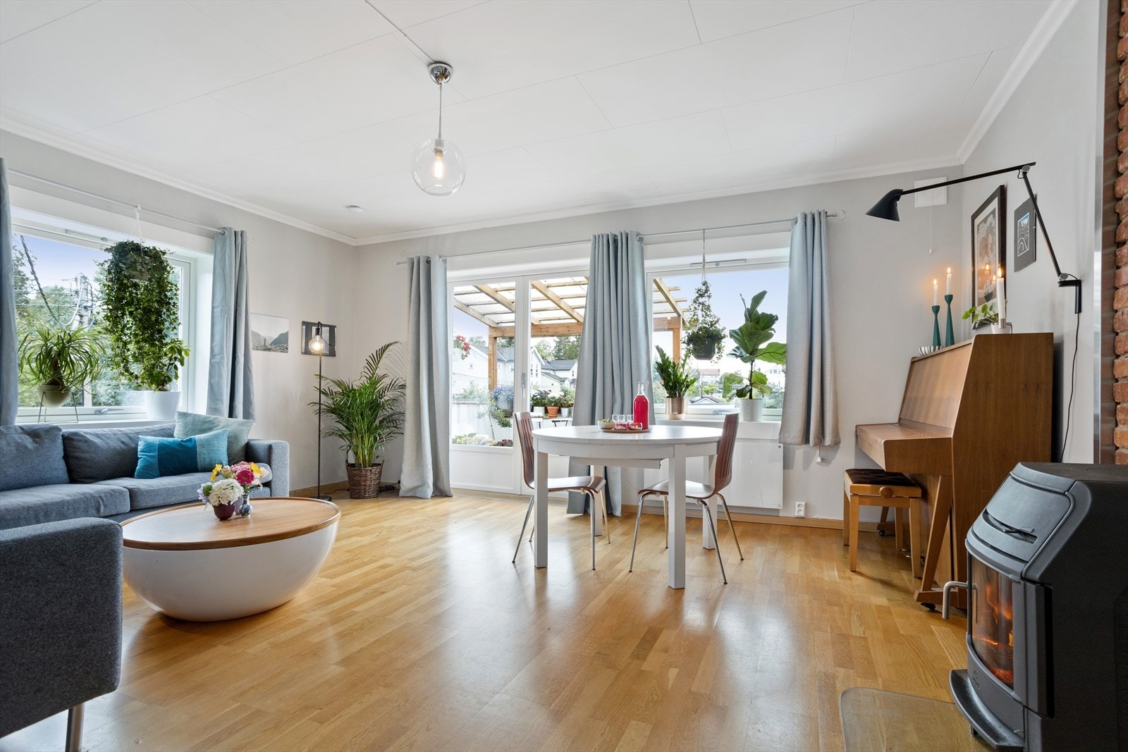 Lys gjennomgående stue med vinduer mot både syd og vest. Galleribilde