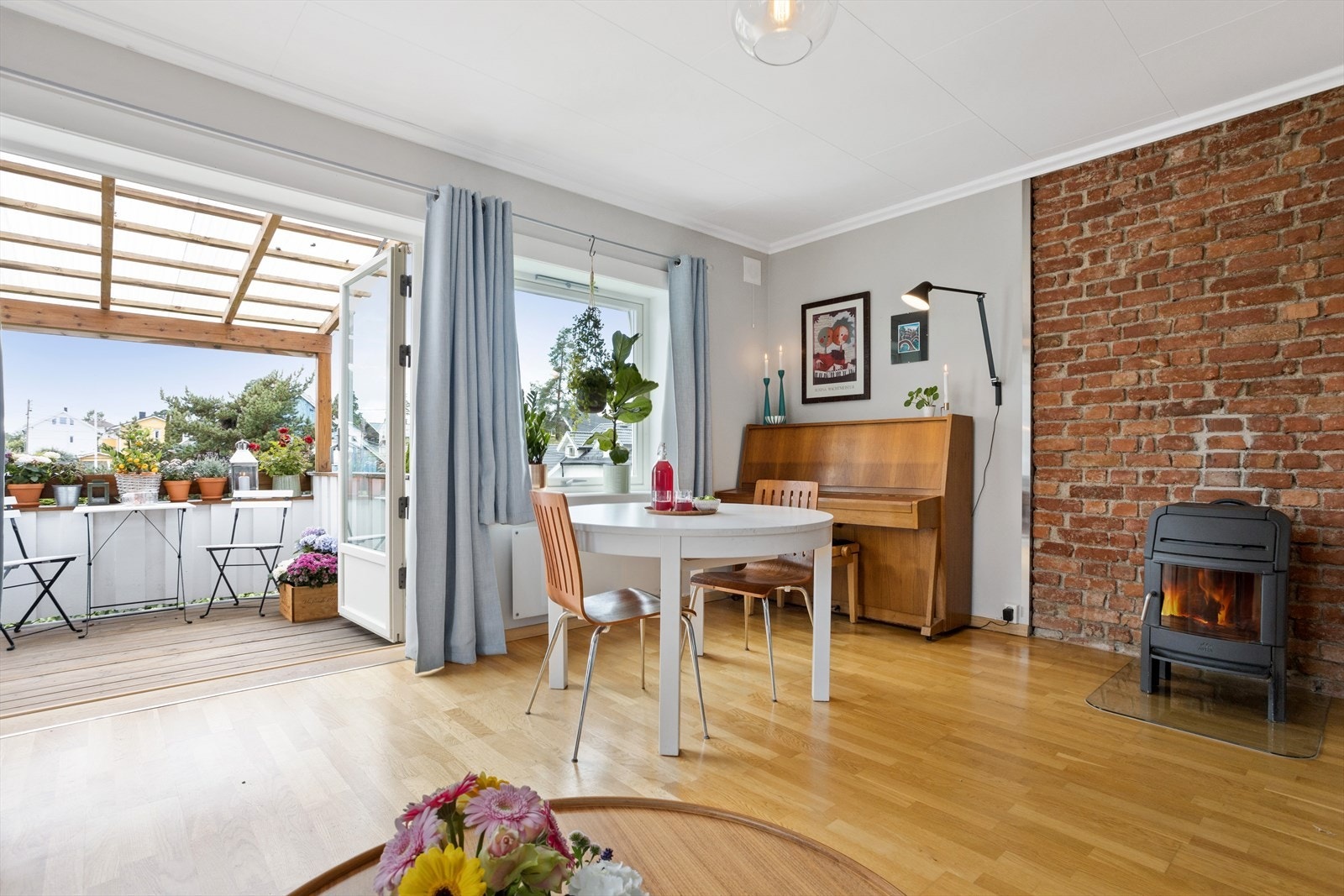 Peis med stilig teglsteinsmur i bakgrunn Galleribilde