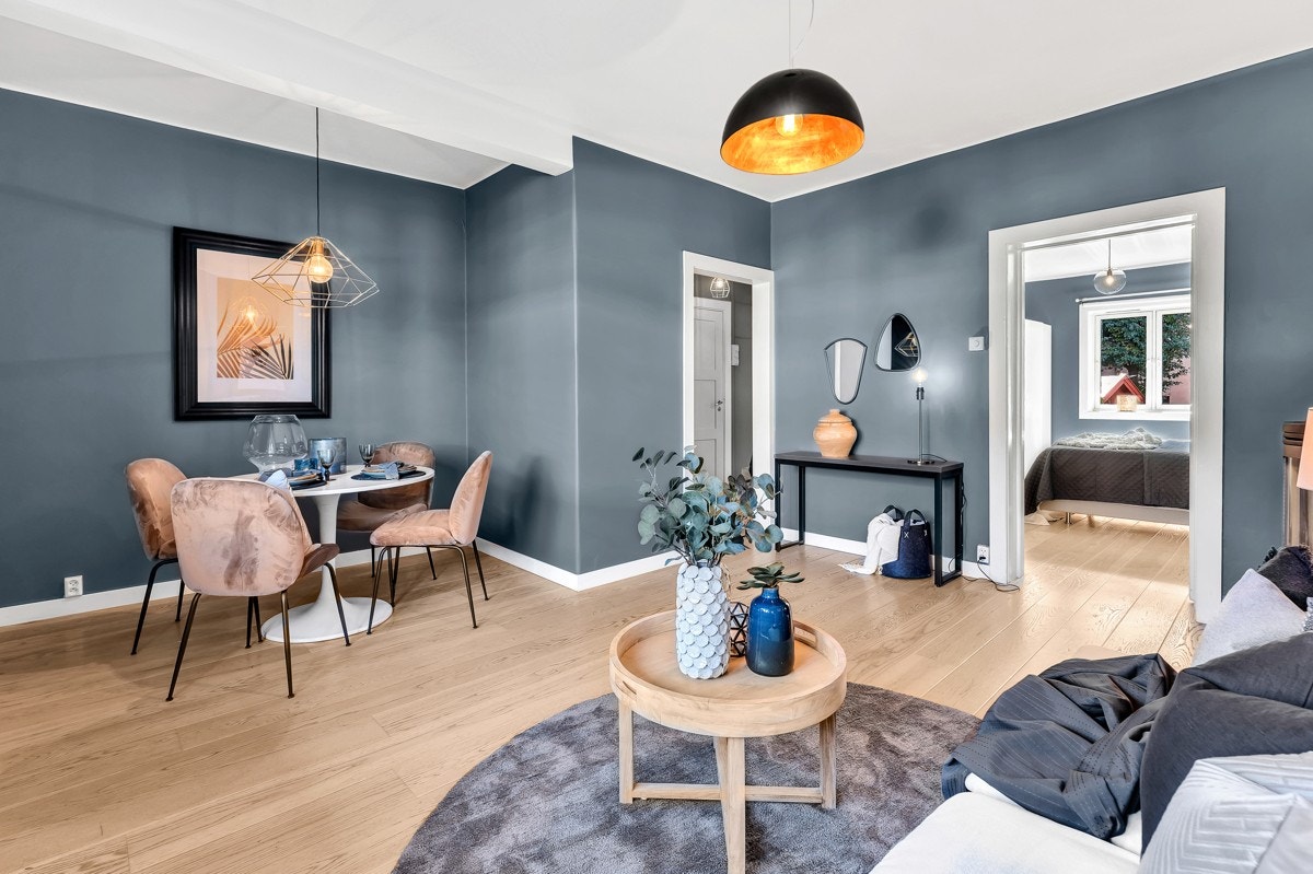 Rommet er av god størrelse og er lett å møblere med god plass til sofagruppe samt tilhørende møblement. Galleribilde