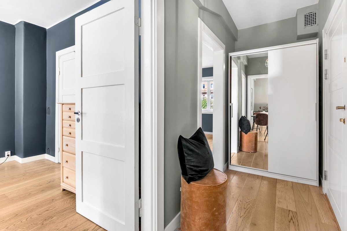 Boligen har en praktisk skyvedørsgarderobe i gangen med plass til å henge fra seg yttertøy før man trer videre inn i boligen. Galleribilde
