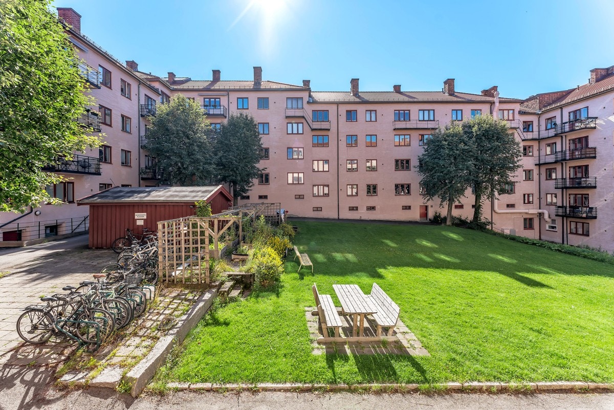 Aksjelaget har en stor og frodig bakgård med benker og felles sykkelparkering. Galleribilde