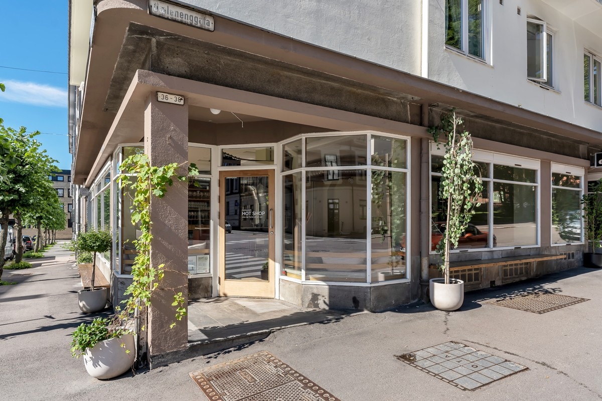 Området kan friste med flere koselige restauranter og servicefasiliteter som for eksempel restaurant Hot Shop som åpnet for et par år siden. Galleribilde