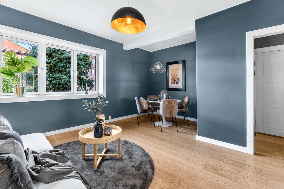 Fra inngangspartiet kommer du inn til boligens sosiale samlingspunkt, den romslige stuen. Galleribilde