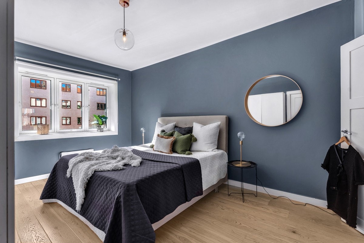Leiligheten har et fint og romslig soverom med god takhøyde som vender ut mot aksjelagets rolige bakgård. Galleribilde
