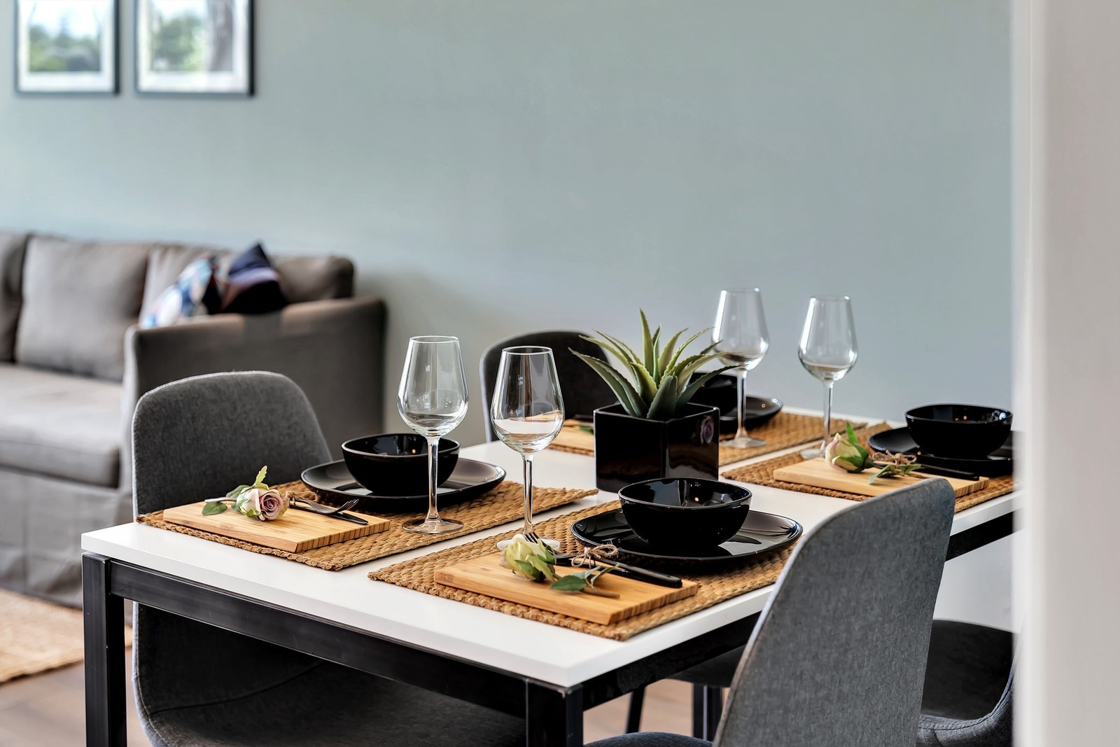 I tilknytning til stue/kjøkken er det god plass til spisebord Galleribilde