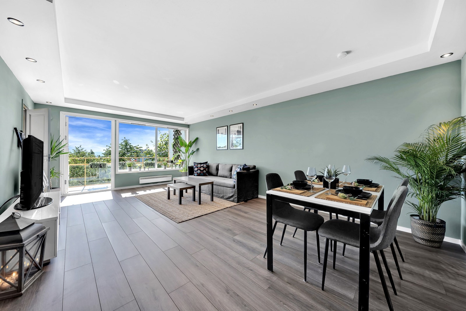 En lys og luftig stue med masse lysinnslipp. Her er det plass til både spisegruppe og sofa. Galleribilde