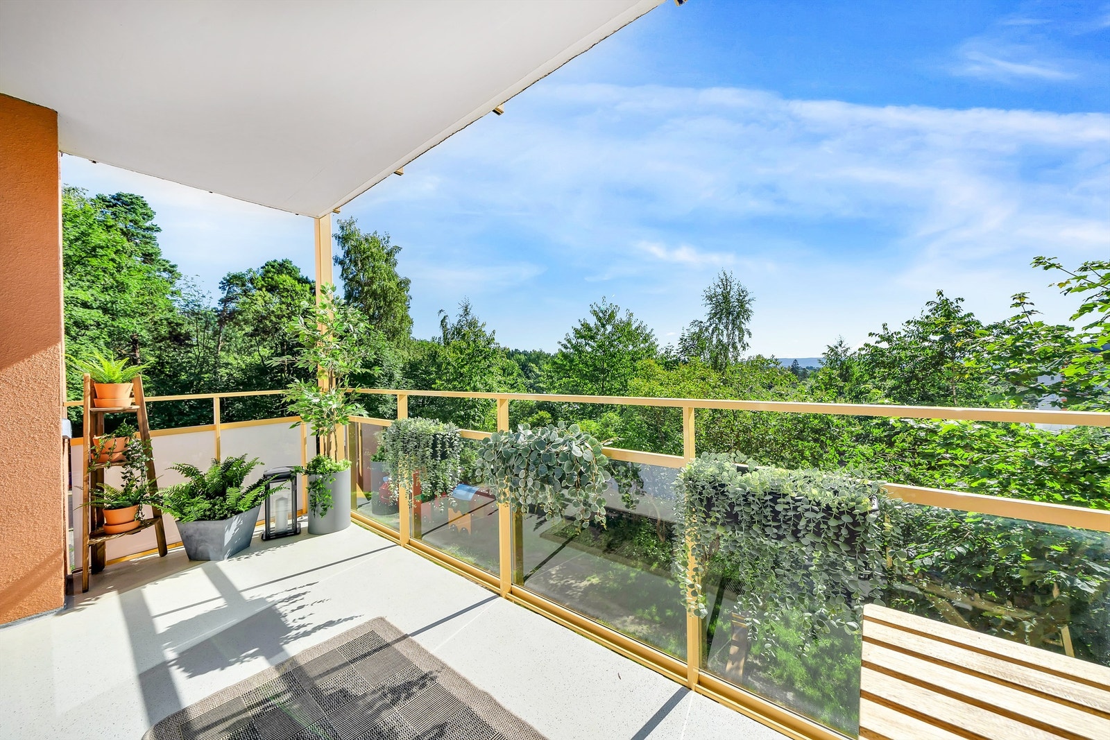 Balkong på ca. 7 kvm. Her er det flott utsikt mot byen og særdeles usjenert. Galleribilde