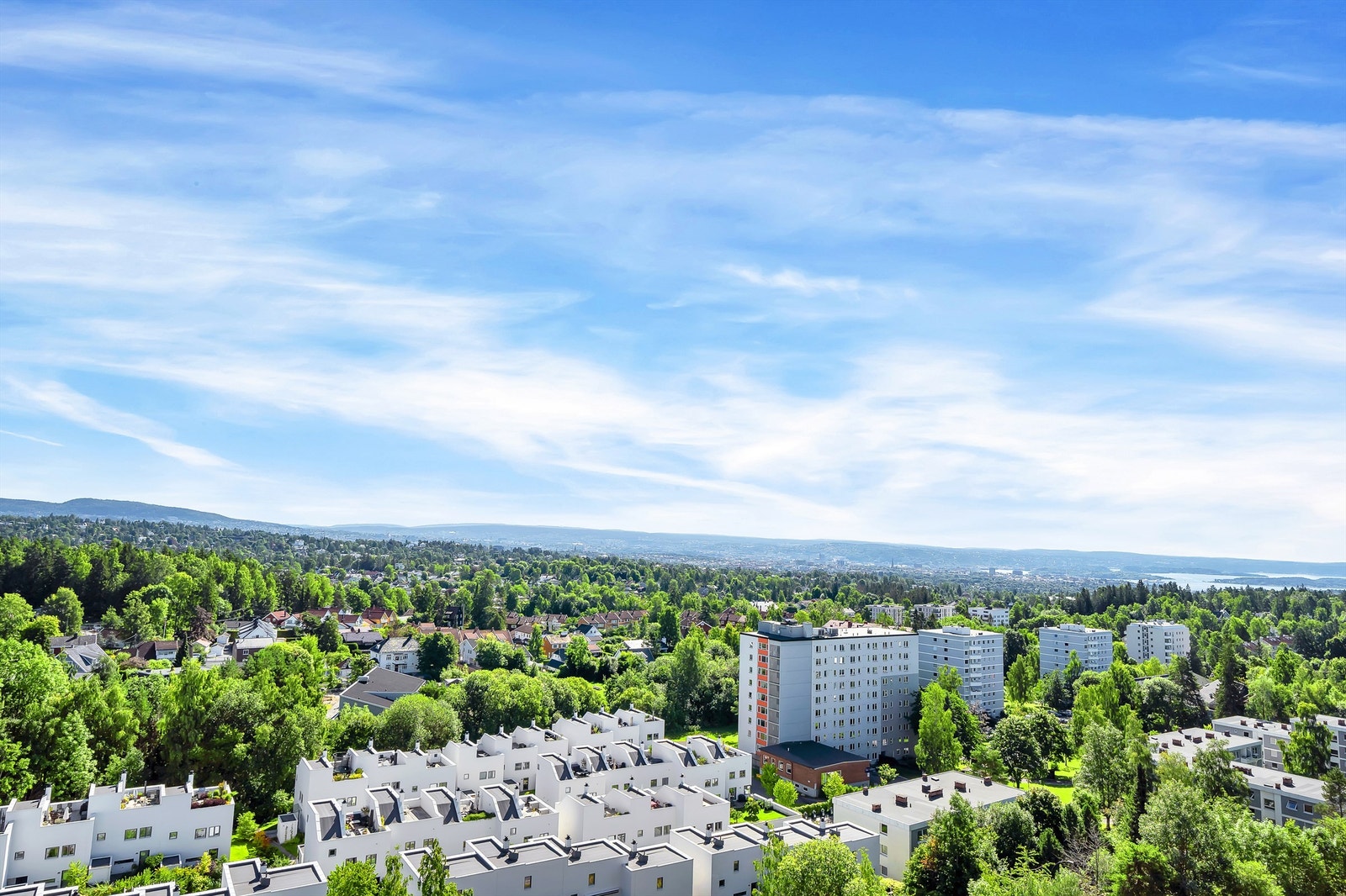 Her er det langstrakt utsikt mot byen Galleribilde