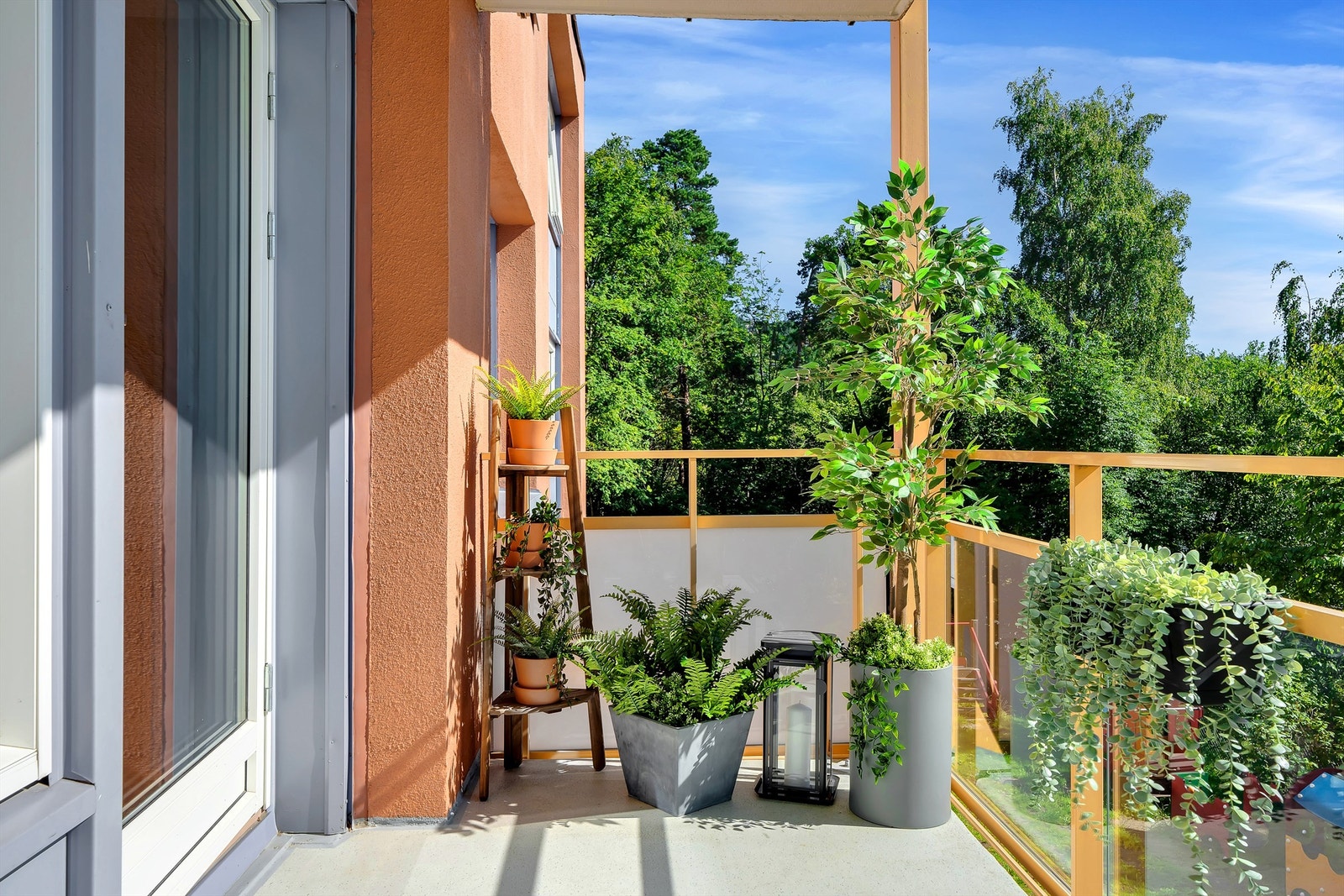 Flott balkong på ca. 7 kvm. Grønne omgivelser. Galleribilde