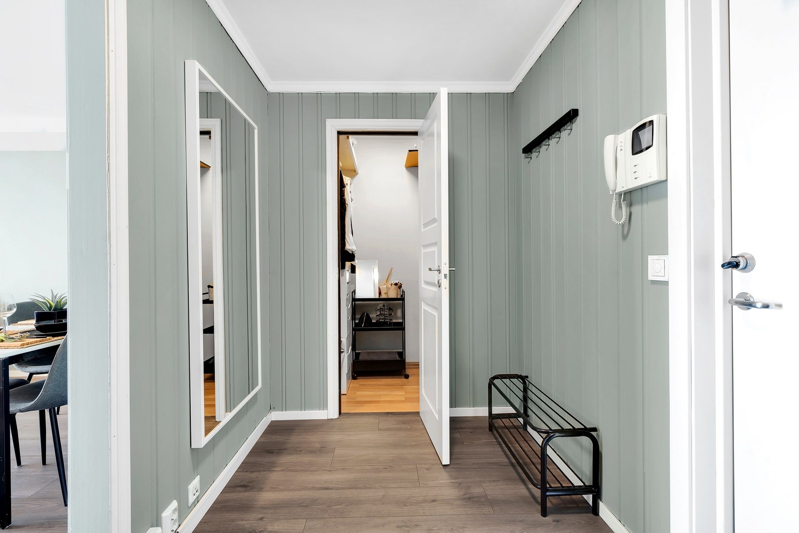 I tilknytning til entreen er det en praktisk, innvendig bod med god lagringsplass. Galleribilde