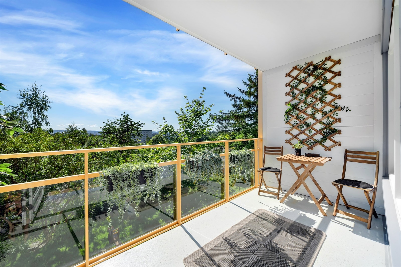 Plass til flere sittegrupper, og fin utsikt Galleribilde