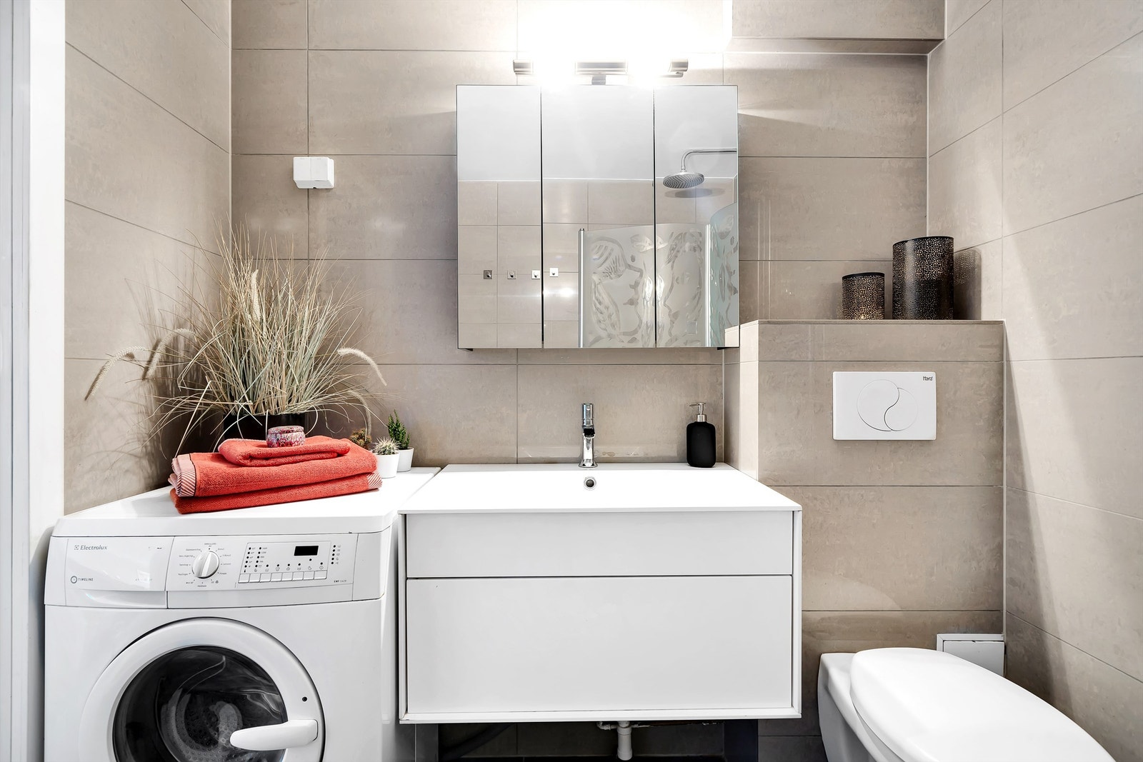 Pent bad pusset opp i 2013. Badet inneholder opplegg til vaskemaskin, vegghengt toalett, dusjhjørne med glassdører og servantskap. Galleribilde