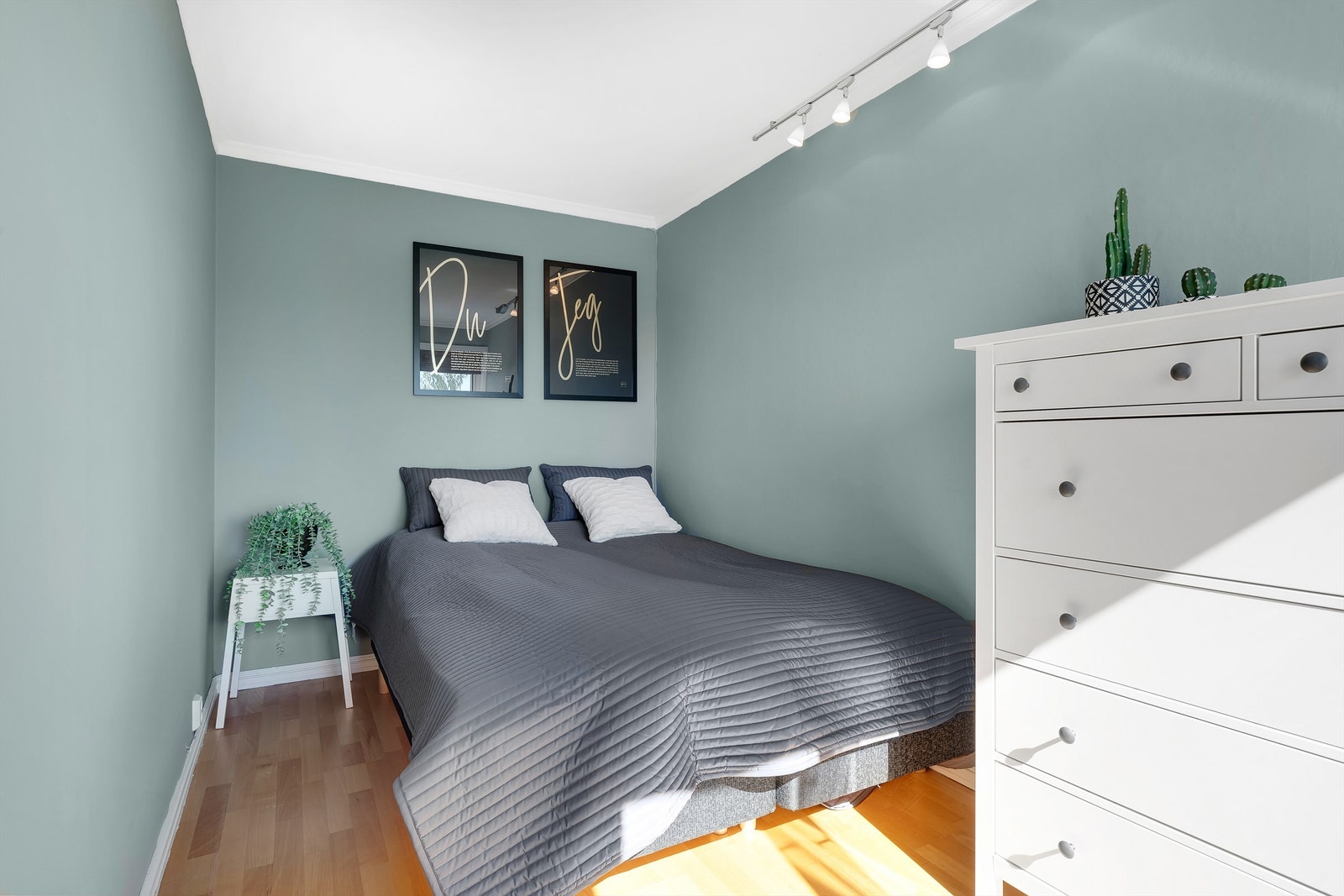 Soverommet er av god størrelse, med plass til dobbelseng og oppbevaring. Galleribilde