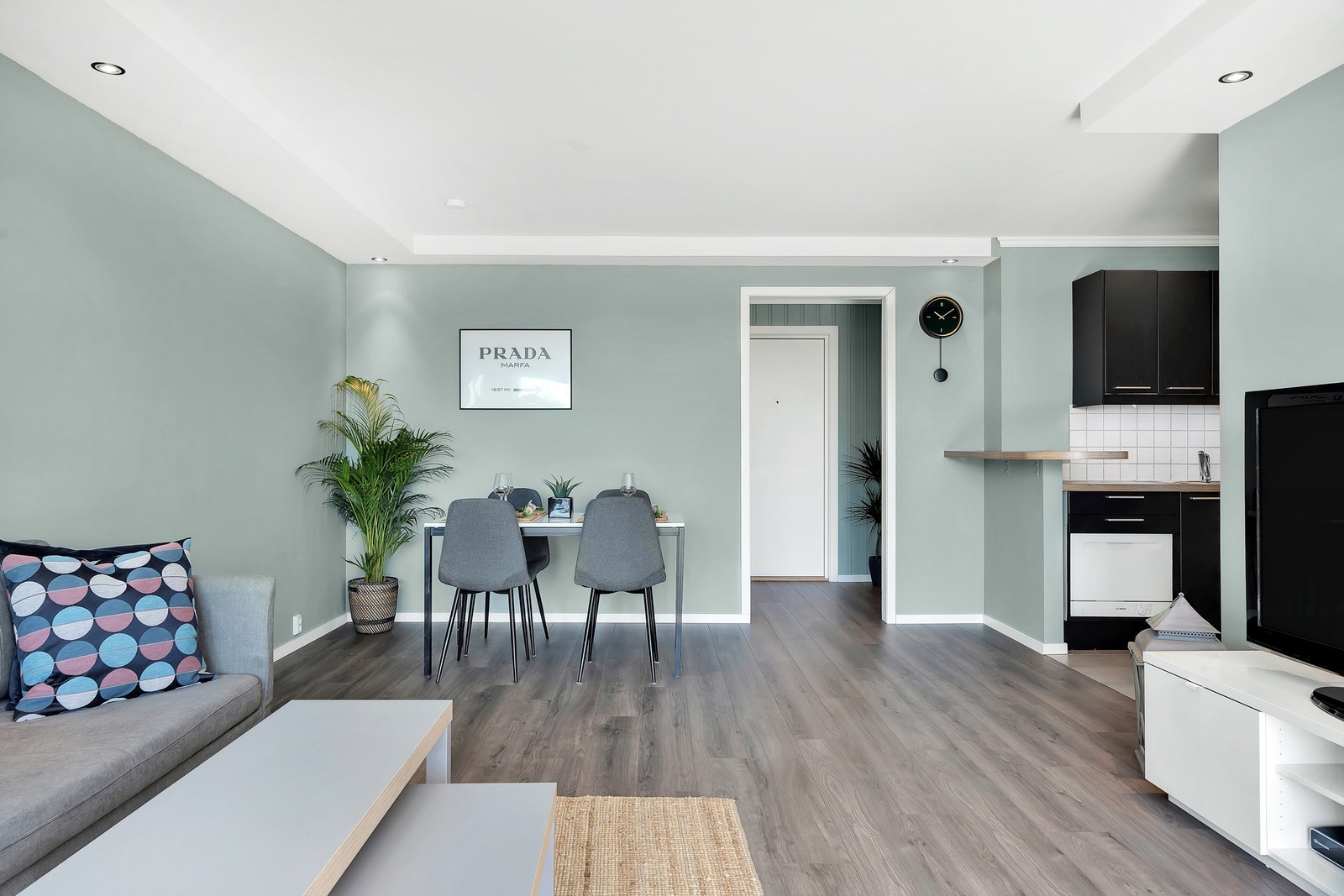 Stue og kjøkken er i delvis åpen løsning Galleribilde