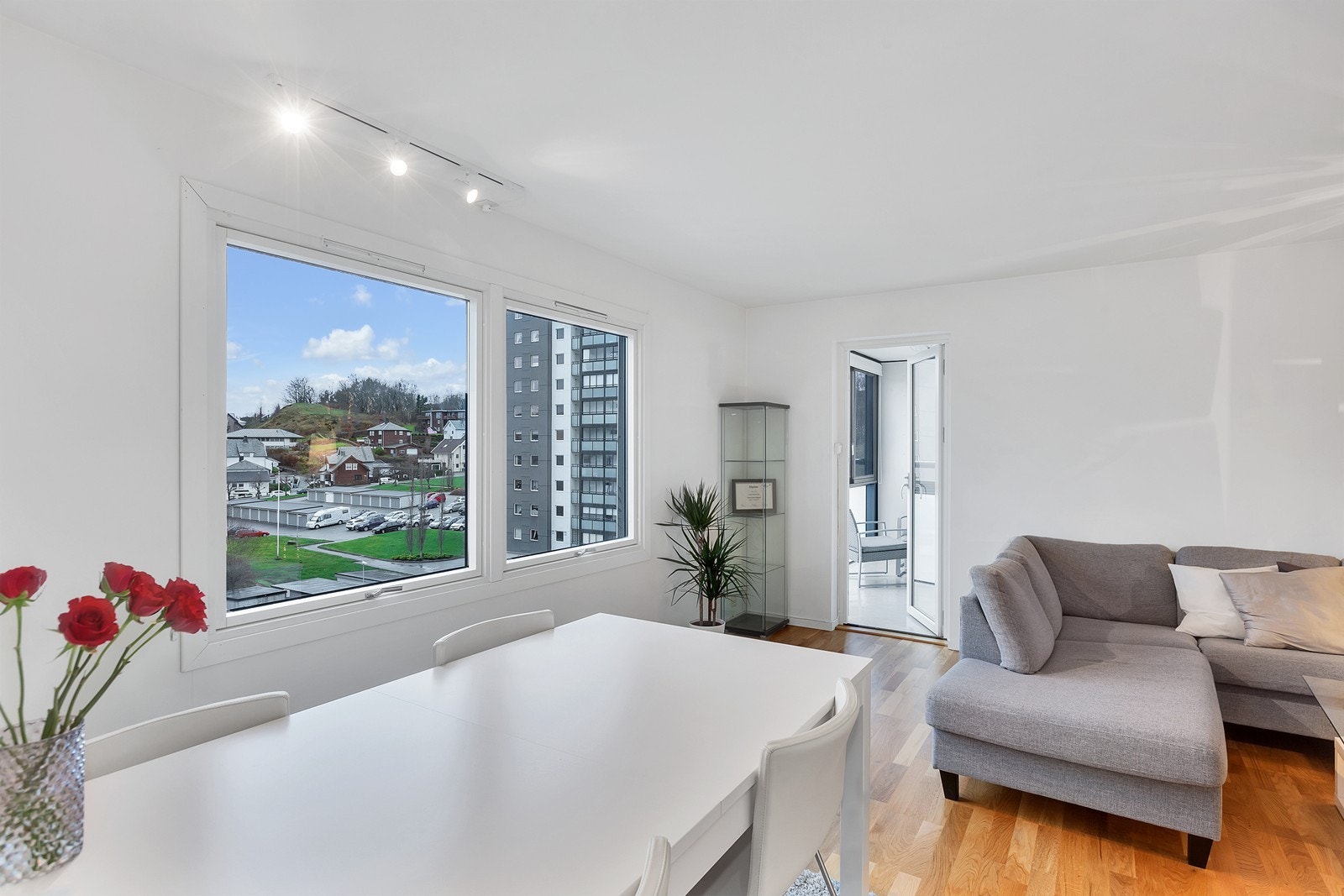 Fra stue er det utgang til innglasset balkong Galleribilde