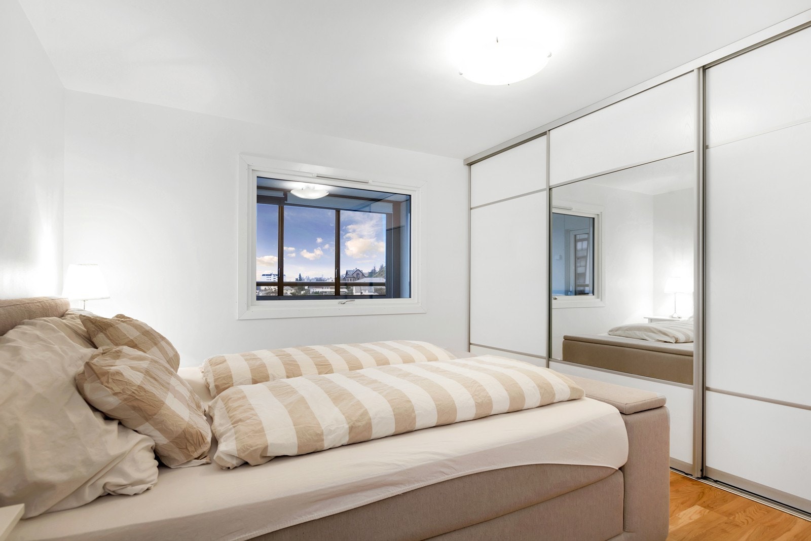 Hovedsoverom - romslig med god skapplass Galleribilde