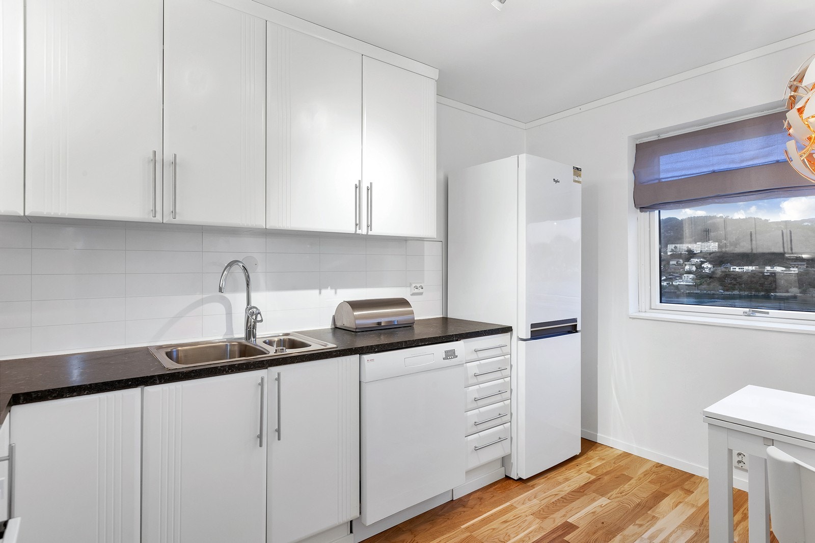 Lyst og tidløst kjøkken Galleribilde