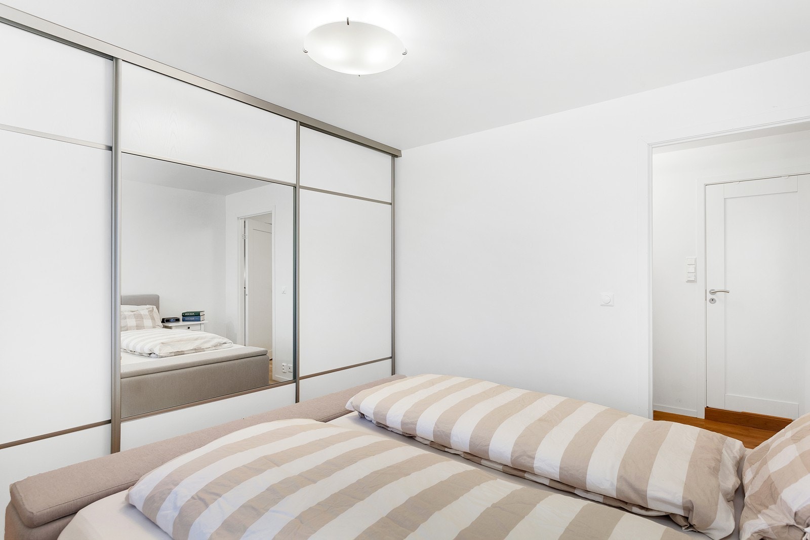 Hovedsoverom - speilbelagt garderobeskap Galleribilde