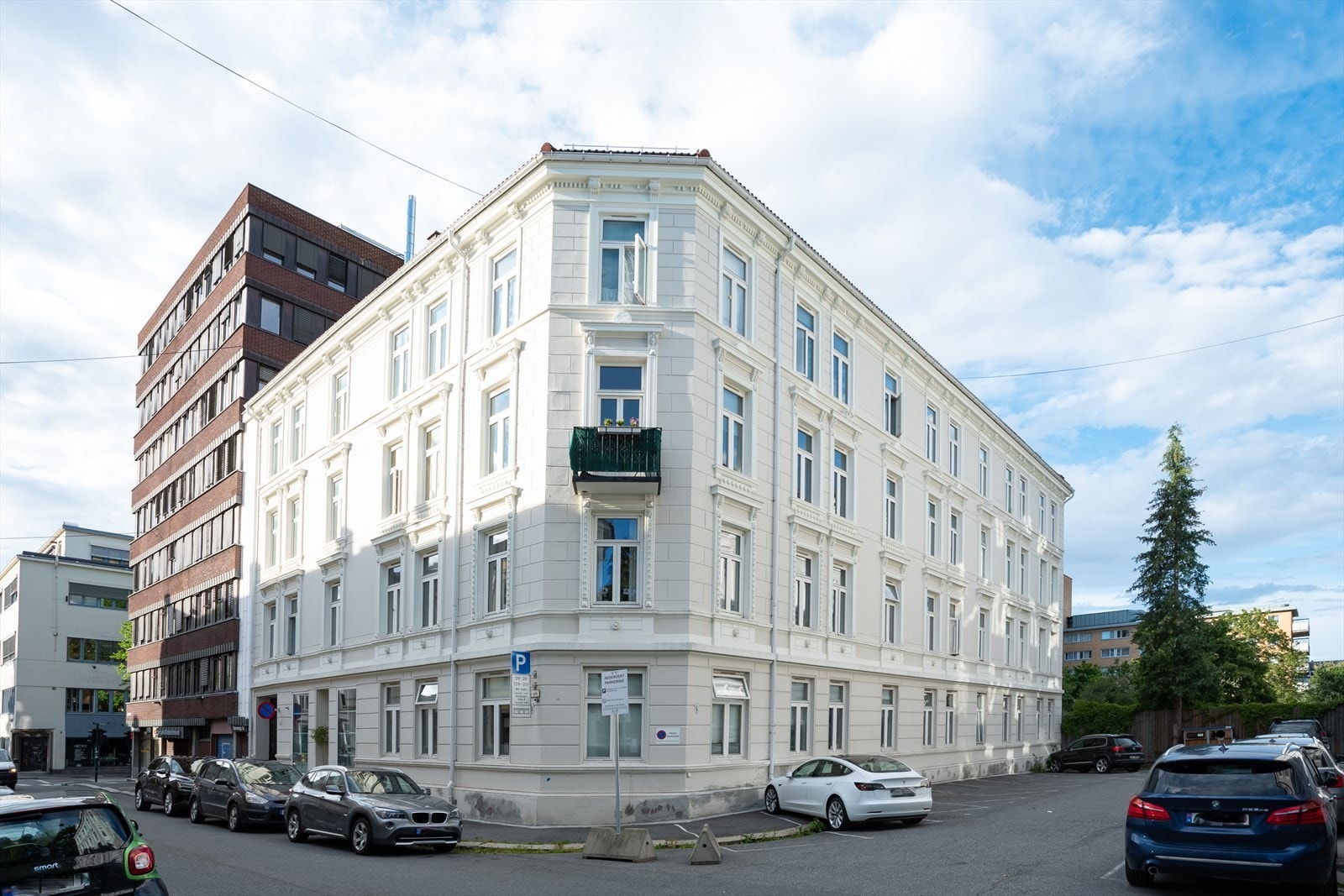 Aksjelaget har 4 parkeringsplasser for uteleie Galleribilde